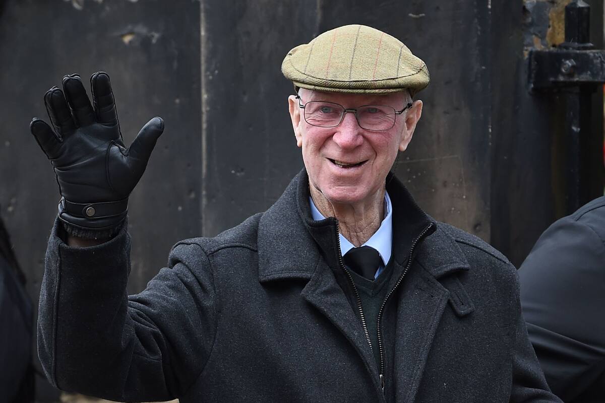 En esta foto de archivo tomada el 4 de marzo de 2019, Jack Charlton llega a la iglesia de Stoke Minster para el servicio fúnebre del ex portero de Inglaterra Gordon Banks en Stoke-on-Trent, centro de Inglaterra. - Jack Charlton, miembro del equipo ganador de la Copa Mundial de Inglaterra que ganó la