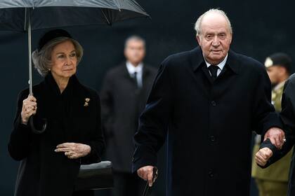 En esta foto de archivo tomada el 4 de mayo de 2019, la Reina Sofía de España y el ex Rey Juan Carlos I llegan para la ceremonia fúnebre de Jean dAviano, Gran Duque de Luxemburgo en la Ciudad de Luxemburgo
