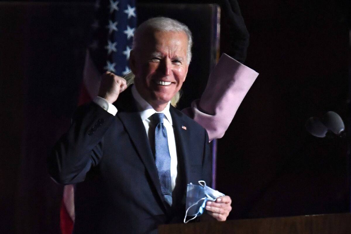 En esta foto de archivo tomada el 4 de noviembre de 2020, el candidato presidencial demócrata Joe Biden hace un gesto cuando llega al escenario para dirigirse a los partidarios durante la noche de las elecciones en el Chase Center en Wilmington,