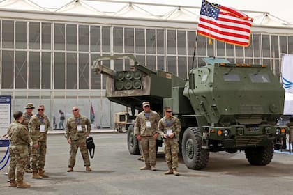 En esta foto de archivo tomada el 6 de marzo de 2022, personal militar de EE. UU. junto a un sistema de cohetes de artillería de alta movilidad M142 (HIMARS) durante la primera Exposición Mundial de Defensa de Arabia Saudita