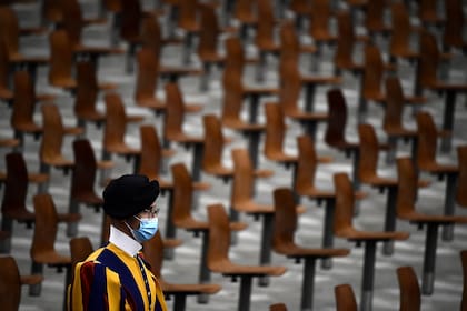 En esta foto de archivo tomada el 7 de octubre de 2020, un guardia suizo con una máscara facial se encuentra en una audiencia pública limitada del Papa Francisco en el Vaticano, durante la pandemia de coronavirus