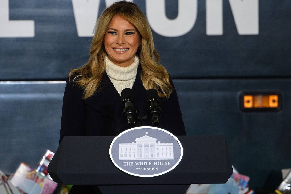 En esta foto de archivo tomada el 8 de diciembre de 2020, la Primera Dama de Estados Unidos, Melania Trump, se dirige a la campaña de Marines Toys for Tots en la Base Conjunta Anacostia Bolling en Washington, DC