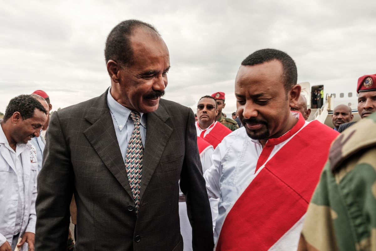 En esta foto de archivo tomada el 9 de noviembre de 2018, el primer ministro de Etiopía, Abiy Ahmed Ali, da la bienvenida al presidente de Eritrea, Isaias Afwerki, a su llegada al aeropuerto de Gondar