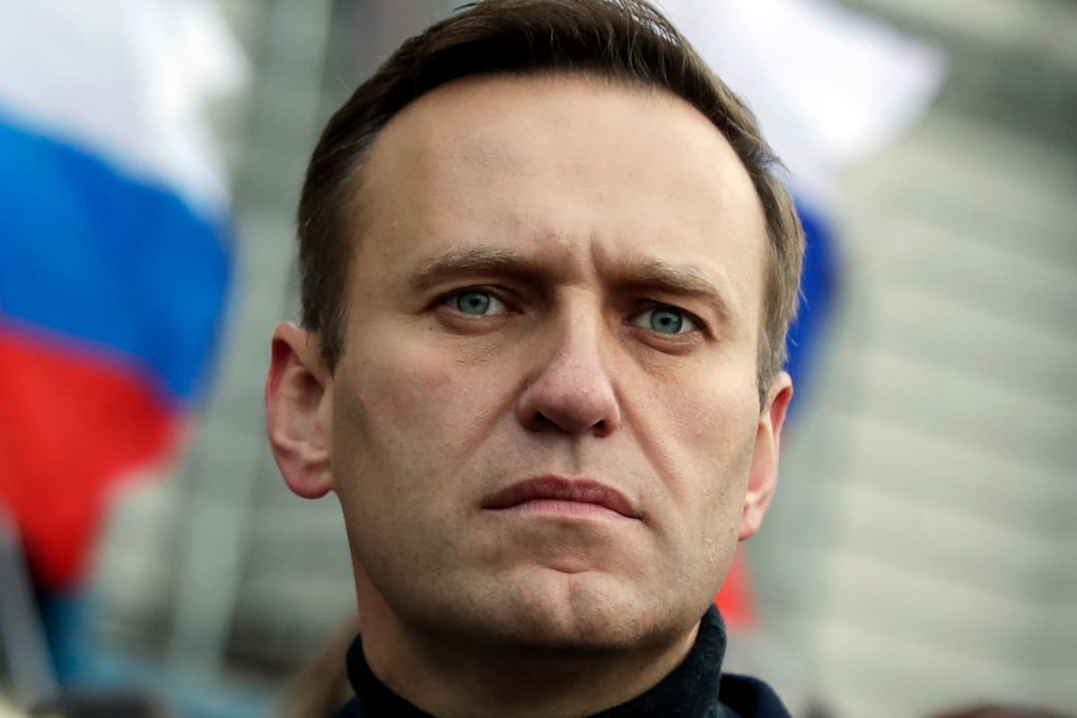 En esta foto de archivo tomada el sábado 29 de febrero de 2020, el activista de oposición ruso Alexei Navalny participa en una marcha en memoria