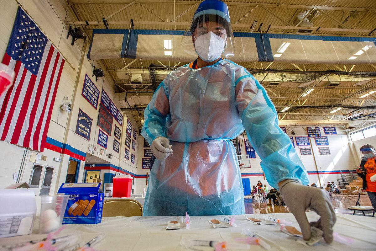 En esta foto de archivo un ex médico del ejército organiza sus jeringas en Central Falls, Rhode Island, el 13 de febrero de 2021