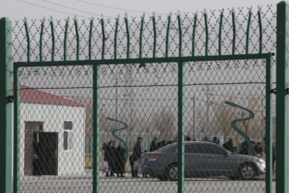 En esta foto de diciembre de 2018, las personas se alinean en el Centro de Servicio de Capacitación de Educación Profesional de Artux City en el Parque Industrial Kunshan en Artux, en la región occidental de Xinjiang, China