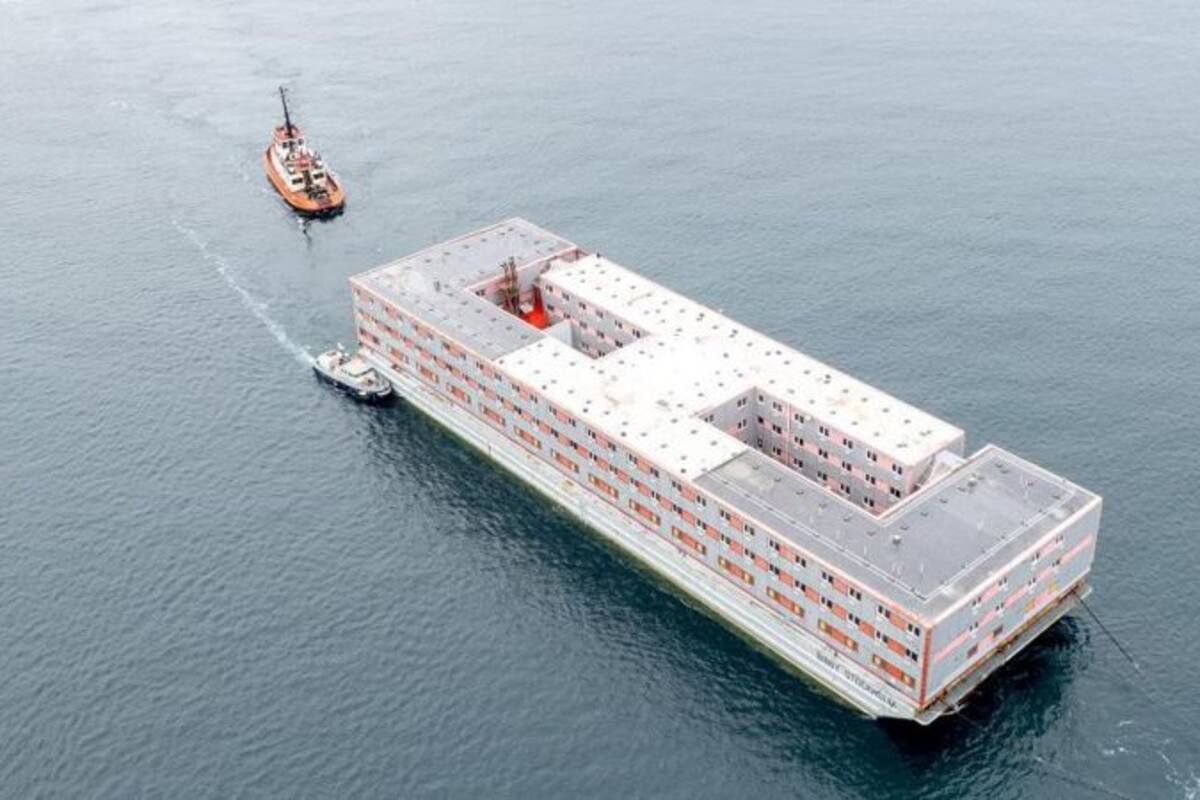 En esta foto de mayo, la barcaza Bibby Stockholm llegaba al puerto de Falmouth para ser inspeccionada