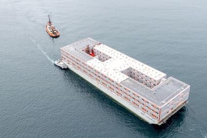 En esta foto de mayo, la barcaza Bibby Stockholm llegaba al puerto de Falmouth para ser inspeccionada