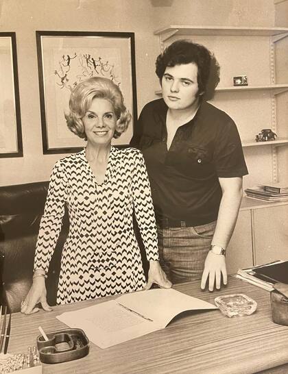 En esta foto de su archivo aparece junto a la actriz Iris Láinez en su oficina del Ateneo cuando tenía apenas 19 años