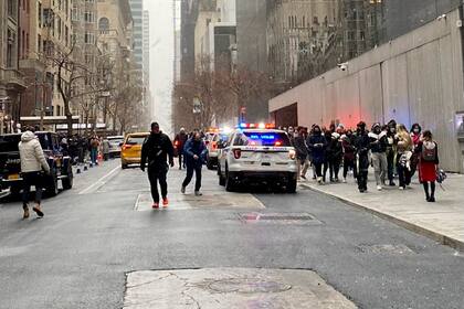 En esta foto de una publicación en las redes sociales de Scott Cowdrey, la gente es evacuada del Museo de Arte Moderno donde se produjo un apuñalamiento, el sábado 12 de marzo de 2022, en Nueva York. (Scott Cowdrey vía AP)