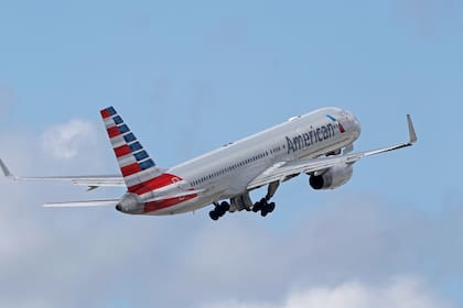 En esta foto del 3 de junio de 2016 se ve un avión de American Airlines tras su despegue del Aeropuerto Internacional de Miami (AP Foto/Alan Diaz)