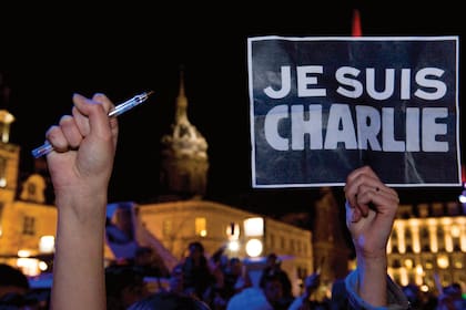 En esta foto del 7 de enero de 2015, un manifestante sostiene un cartel que dice "Soy Charlie" en Clermont-Ferrand (centro de Francia), durante una manifestación en apoyo a las víctimas del ataque del semanario