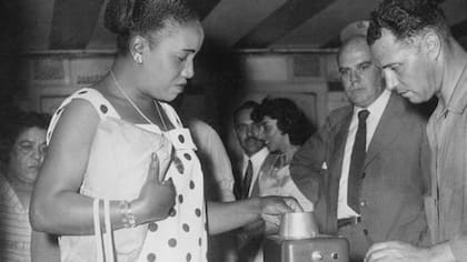 En esta foto del Archivo General de la Nación de Argentina se ve a una mujer afrodescendiente en el metro de Buenos Aires en 1959.