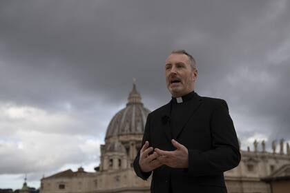 En esta foto del lunes 9 de diciembre de 2019, monseñor John Kennedy, jefe de la sección de disciplina de la Congregación para la Doctrina de la Fe, habla durante una entrevista en el Vaticano
