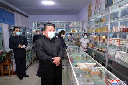En esta foto difundida por el gobierno de Corea del Norte, el líder Kim Jong Un visita una farmacia, el domingo 15 de mayo de 2022, en Pyongyang, Corea del Norte. (Agencia Central de Noticias de Corea/Korea News Service vía AP)