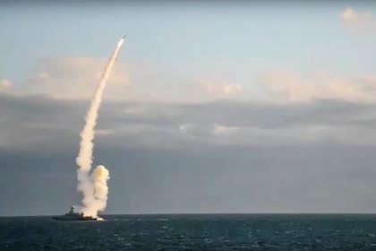 En esta foto difundida por el Servicio de Prensa del Ministerio de Defensa ruso el lunes 31 de octubre de 2022, un buque de guerra ruso lanza un misil de crucero contra un objetivo en Ucrania.