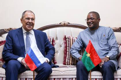 En esta foto, difundida por el Servicio de Prensa del Ministerio de Asuntos Exteriores ruso, el canciller ruso, Serguéi Lavrov, izquierda, y el ministro de Asuntos Exteriores de Burkina Faso, Karamoko Jean-Marie Traoré, sonríen posando para una foto durante su reunión en Uagadugú, Burkina Faso, el martes 4 de junio de 2024. (Servicio de Prensa del Ministerio de Asuntos Exteriores de Rusia vía AP)