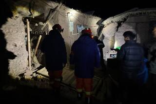 Rescatistas buscan sobrevivientes tras mortal terremoto en el Tíbet chino