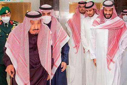 En esta foto difundida por la agencia SPA, el rey Salman de Arabia Saudí, con bastón, sale del hospital Rey Faisal acompañado por el príncipe heredero Mohammed bin Salman, derecha, en Riad, Arabia Saudí, miércoles 16 de marzo de 2022. (Saudi Press Agency via AP)