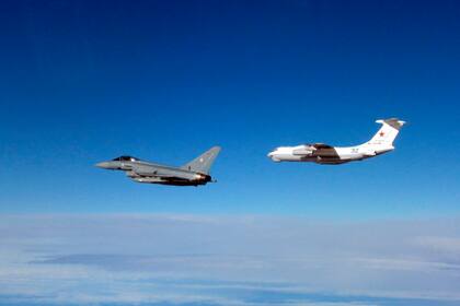 En esta foto distribuida por el Ministerio de Defensa británico, aviones británicos y alemanes van a interceptar un avión ruso que se acerca al espacio aéreo de Estonia, 14 de marzo de 2023. (Ministerio de Defensa británico vía AP)