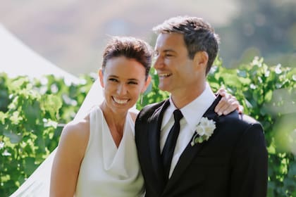 En esta foto distribuida por Jacinda Ardern y Clarke Gayford, la ex primera ministra de Nueva Zelanda, Jacinda Ardern abraza a su esposo Clarke Gayford en su boda en Havelock North, Nueva Zelanda, sábado 13 de enero de 2024. Después de cinco años de compromiso y un aplazamiento debido a la pandemia de coronavirus, Ardern y su pareja se casaron en una ceremonia íntima en en el norte del país. (Felicity Jean Photography via AP)