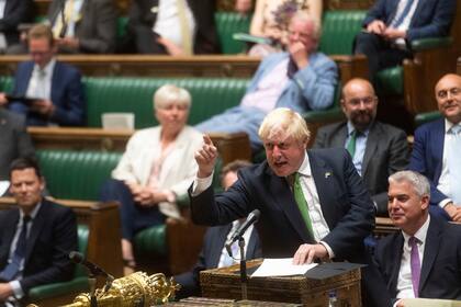 En esta foto distribuida por UK Parliament, el primer ministro Boris Johnson habla en la Cámara de los Comunes, Londres, 18 de julio de 2022. (Andy Bailey/UK Parliament via AP)
