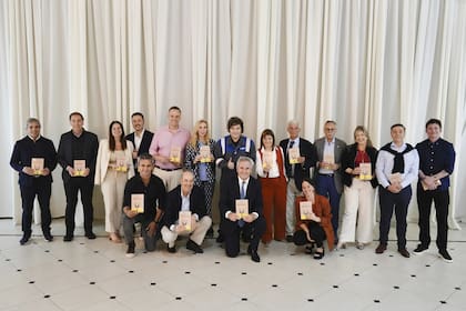 En esta foto, el Presidente junto a sus ministros en una cena de cierre de año 2025