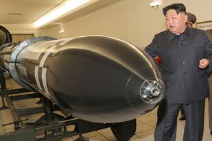 En esta foto facilitada el martes 28 de marzo de 2023 por el gobierno de Corea del Norte, el líder norcoreano Kim Jong Un visita una sala en la que se exhiben lo que parecen ser varios tipos de cabezas nucleares.