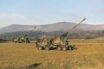 En esta foto facilitada por el Servicio de Prensa del Ministerio de Defensa serbio, se ven cañones autopropulsados de 155 mm del ejército serbio en posición cerca de la línea administrativa con Kosovo, en el sur de Serbia, el lunes 26 de diciembre de 2022.