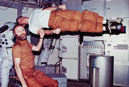 En esta foto, Jerry Carr finge sostener con un dedo a un Ed Gibson que flota sin gravedad