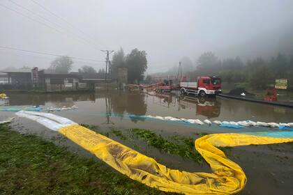 En esta foto, proporcionada por el departamento de bomberos de Polonia, un equipo bombea el agua y el lodo de las calles y ayuda a limpiar la ciudad de Głogow, afectada por una oleada de inundaciones, en Głogow, en el suroeste de Polonia, el miércoles 18 de septiembre de 2024. (KG PSP vía AP)