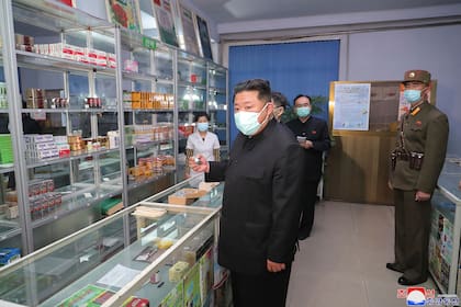 En esta foto proporcionada por el gobierno de Corea del Norte, el líder norcoreano, Kim Jong-un, visita una farmacia en Pyongyang, el 15 de mayo pasado
