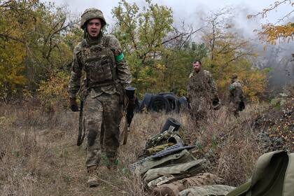 En esta foto proporcionada por el servicio de prensa de la 65ª Brigada Mecanizada de Ucrania, los reclutas asisten a simulacros en un campo de entrenamiento en la región de Zaporiyia, el sábado 11 de octubre de 2025