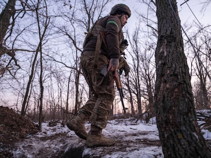 En esta foto proporcionada por el servicio de prensa de la 93ra Brigada Mecanizada de las fuerzas militares ucranianas, un soldado recorre Toretsk, un sitio parcialmente ocupado donde se sostienen fuertes batallas con las tropas rusas en la región de Donetsk, Ucrania, el sábado 22 de febrero de 2025.