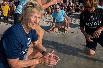En esta foto proporcionada por Florida Keys News Bureau, Diana Nyad, a la izquierda, después de ayudar a liberar a "Rocky", una tortuga rehabilitada, en el Océano Atlántico el domingo 22 de octubre de 2023, en Key West, Florida. (Andy Newman/Florida Keys News Bureau vía AP)