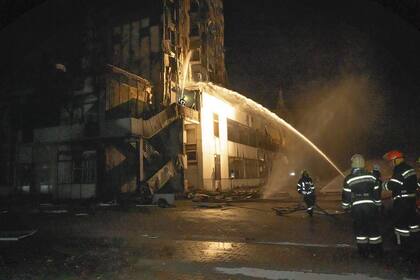 En esta foto proporcionada por la Administración de la Región de Odesa, los bomberos trabajan para extinguir un incendio en un hotel en el puerto marítimo después de un ataque con cohetes rusos en Odesa, Ucrania, el lunes 25 de septiembre de 2023.