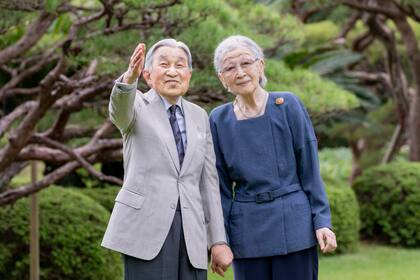 En esta foto proporcionada por la Agencia de la Casa Imperial de Japón, los emperadores eméritos Akihito y su esposa Michiko posan para una fotografía en su residencia en Tokio, Japón, el viernes 4 de octubre de 2024, antes del cumpleaños número 90 de Michiko, el 20 de octubre. (Agencia de la Casa Imperial de Japón vía AP)