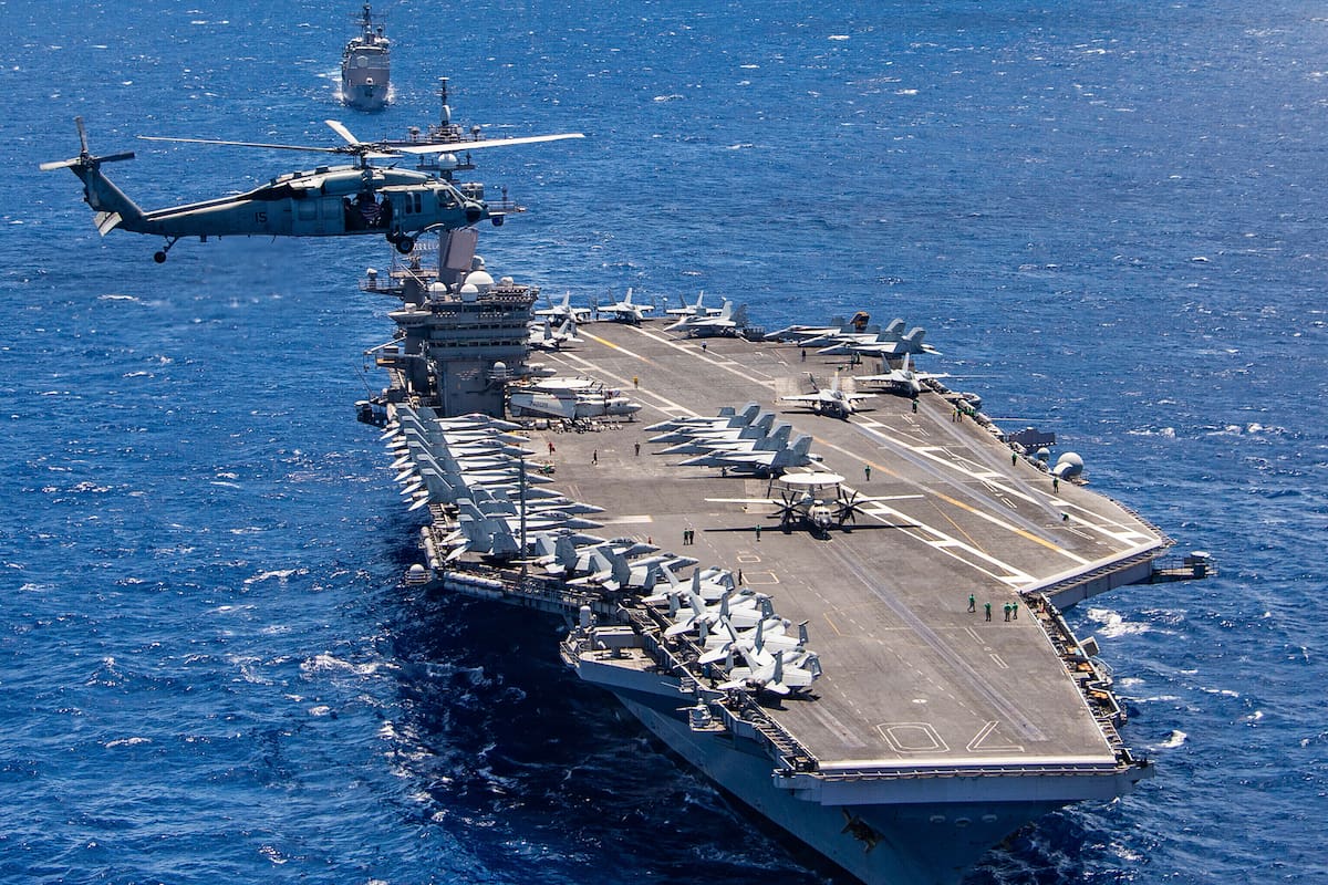 En esta foto proporcionada por la Marina de los EE. UU., el portaaviones USS Carl Vinson participa en una navegación grupal durante el ejercicio Rim of the Pacific frente a la costa de Hawái, el 26 de julio de 2018. El ejército de los EE. UU. dice que un F35C Lightning II de la Marina Un avión de combate que realizaba ejercicios en el Mar Meridional de China se estrelló mientras intentaba aterrizar en la cubierta del USS Carl Vinson, hiriendo a siete marineros, el lunes 24 de enero de 2022, dijo el ejército. (Suboficial de primera clase Arthurgwain L. Márquez/Marina de los EE. UU. vía AP, archivo)