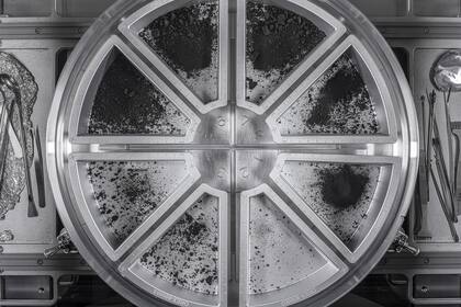 En esta foto proporcionada por la NASA el 22 de enero de 2024 aparecen 8 bandejas de muestras que contienen el material final obtenido en el asteroide Bennu. (Erika Blumenfeld y Joseph Aebersold/NASA vía AP)