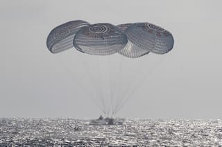 Cuatro astronautas regresan a la Tierra tras ocho meses en el espacio