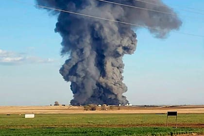 En esta foto proporcionada por la oficina de Manejo de Emergencias del Condado de Castro, el humo llena el cielo después de una explosión e incendio en Southfork Dairy Farms cerca de Dimmitt, Texas