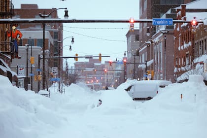 En esta foto proporcionada por la página de Twitter de la gobernadora de Nueva York, Kathy Hochul, la nieve de la ventisca de este fin de semana cubre el centro de Buffalo el lunes 26 de diciembre de 2022.