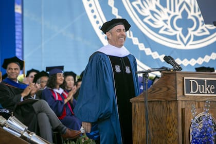 En esta foto proporcionada por la Universidad de Duke, el orador de graduación Jerry Seinfeld se ríe en el escenario durante la ceremonia de graduación de la escuela, el domingo 12 de mayo de 2024, en Durham, Carolina del Norte