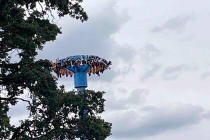 En esta foto, proporcionada por Tieanna Joseph Cade, se observa un juego mecánico atascado con 30 personas atrapadas boca abajo, en un parque de atracciones en Portland, Oregon, el viernes 14 de junio de 2024. (Tieanna Joseph Cade vía AP)
