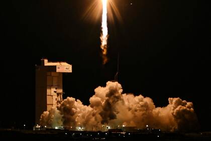En esta foto proveída por la Fuerza Espacial de Estados Unidos, un cohete United Launch Alliance Atlas V con el satélite Joint Polar Satellite System-2 y una carga de pruebas de la NASA despega de la Base Aérea de Vandenberg, California,  el 10 de noviembre del 2022. (Ryan Quijas/Fuerza Espacial de EE.UU. vía AP)