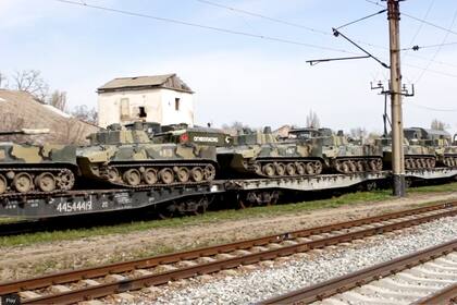 En esta foto provista por el servicio de prensa del Ministerio de Defensa de Rusia se ven tanques militares que van de regreso a sus bases después de realizar ensayos militares en Crimea, el 23 de abril de 2021. (Foto, servicio de prensa del Ministerio de Defensa de Rusia vía AP)
