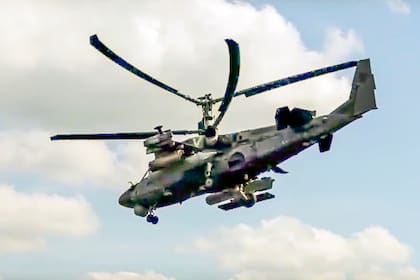 En esta foto publicada por el Servicio de Prensa del Ministerio de Defensa de Rusia el miércoles 25 de mayo de 2022, un helicóptero artillado Ka-52 de la fuerza aérea rusa vuela en una misión en Ucrania en un lugar no revelado