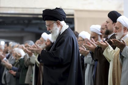 En esta foto publicada por el sitio web oficial de la oficina del líder supremo iraní, ayatollah Ali Khamenei, al dirigir la oración de Eid al-Fitr que marca el final del mes de ayuno sagrado musulmán del Ramadán, en Teherán, Irán, el miércoles 10 de abril de 2024.