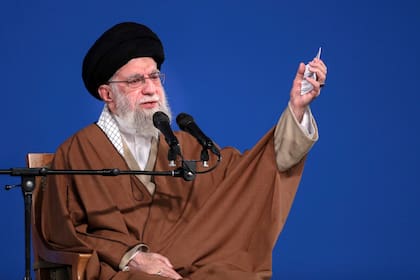 En esta foto publicada por el sitio web oficial de la oficina del líder supremo iraní, el máximo líder religioso de Irán, el ayatollah Alí Khamenei, habla con un grupo de personas y funcionarios en Teherán, Irán, el viernes 21 de marzo de 2025