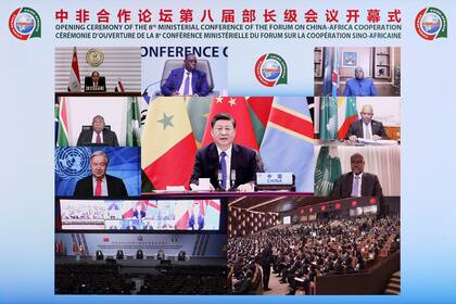 En esta foto publicada por la Agencia de Noticias Xinhua, el presidente chino Xi Jinping pronuncia un discurso de apertura de la Octava Conferencia Ministerial del Foro de Cooperación China-África (FOCAC) a través de una videoconferencia desde Beijing el lunes 29 de noviembre de 2021. (Liu Bin/Xinhua vía AP)